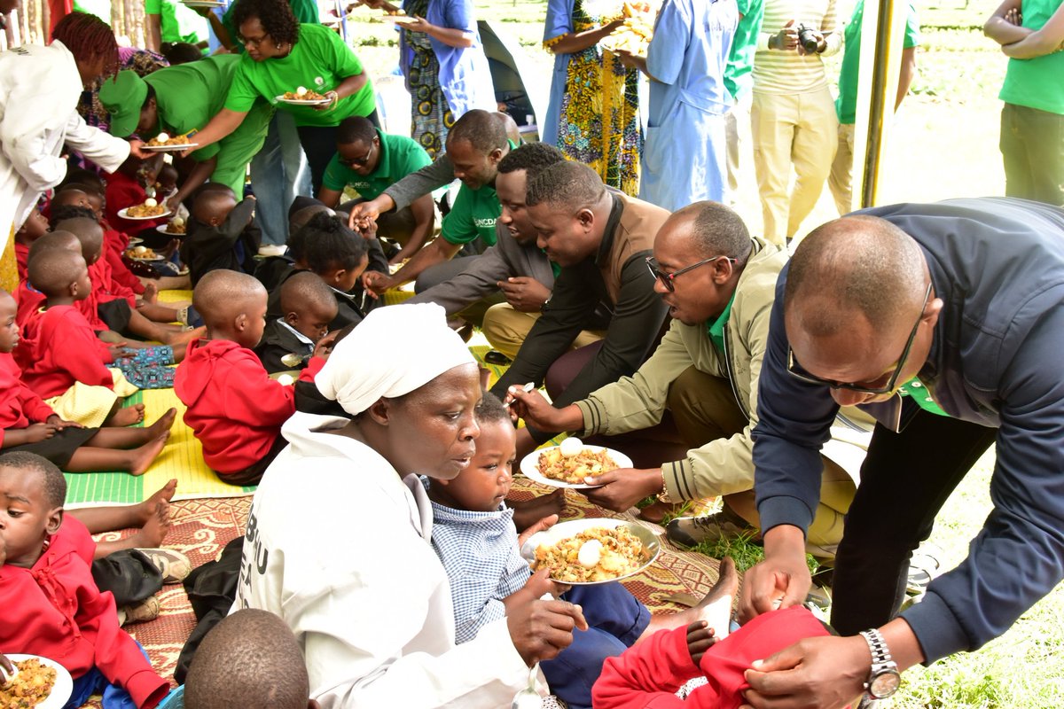 NyabihuDistrict's tweet photo. Uyu munsi,Umuyobozi w'Akarere wungirije ushinzwe imibereho y'abaturage,Bwana SIMPENZWE Pascal,yatangije icyumweru cy'ubukangurambaga ku gukumira no rwanya imirire mibi n'igwingira mu bana bato no guteza imbere serivisi mbonezamikurire yabo.Hasuwe irerero riri mu murima w'icyayi. https://t.co/TmAy4FsihP