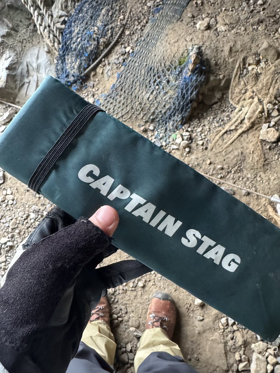 cyber__brigade's tweet photo. 隠しアイテム探しに崖の上の祠探ったら、キャプテンスタッグ見つけた

#太田神社
#太田山神社 https://t.co/SkpZJ6Qc3E