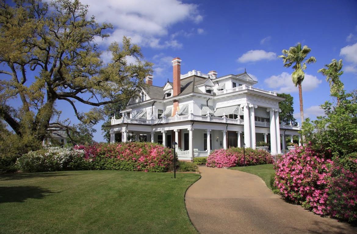BennettMartin10's tweet photo. @FreddyLA7 For more beautiful American architecture, visit the McFaddin-Ward House in Beaumont, Texas. https://t.co/IAhL1buTtt
