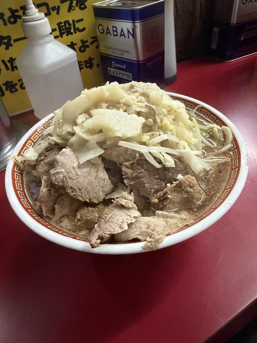 toushimind's tweet photo. きょの晩ごはんは目黒二郎で小豚ダブル野菜ｶﾗﾒｱﾌﾞﾗ🍜🐷🐷

やっぱりうめーなこの非乳化スープ！
麺もズバズバすすれるし、豚もややほぐれ気味で柔らかいしサイコー😆
コレで800円とコスパよし

あーうまかった
ごちそうさま😋
また来ます！
#すきまのらーめん https://t.co/yK6FUOUcAP