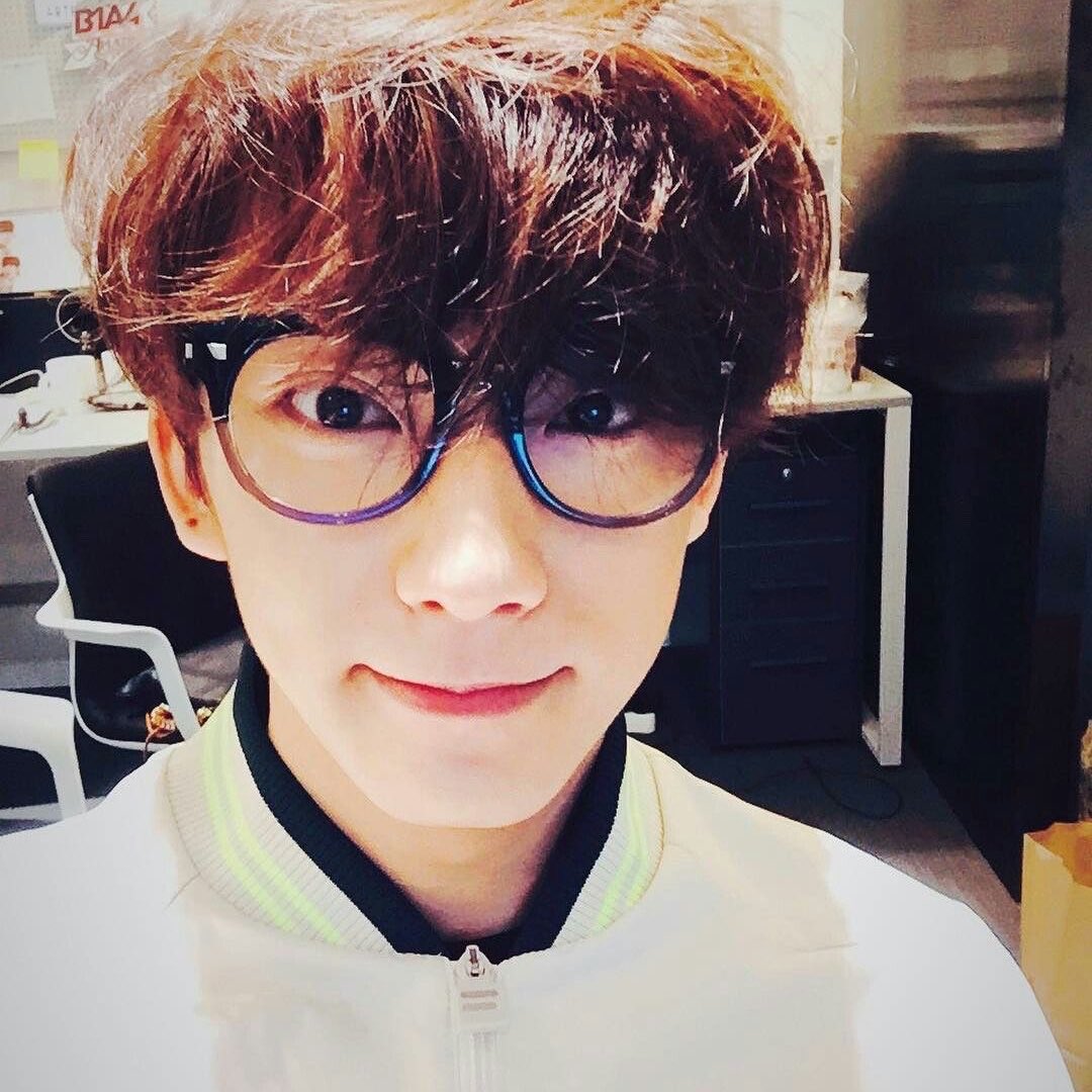 siksik814814's tweet photo. 복실갈발머리안경찬 이거 좋네요

근데첫번째짤은
어떤상황에서 어쩌다가 찍으신거지
너무 죄짓는기분
오래못보겠은 https://t.co/GlRFDwfVkM