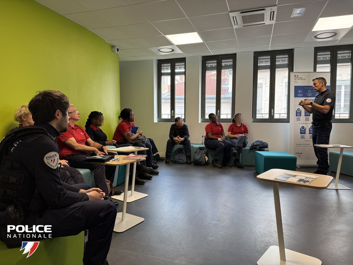 PoliceNat69's tweet photo. #DevenirPolicier | Le 03/06, la #PoliceNationale accueillait des jeunes du centre EPIDE de Lyon-Meyzieu pour leur présenter le métier de Policier Adjoint.
▶️ Inscriptions au concours jusqu'au 01/08
Vous aussi, venez vivre l'exceptionnel au quotidien
➡️ https://t.co/3hIgHK0OjD https://t.co/Def8XGS58f