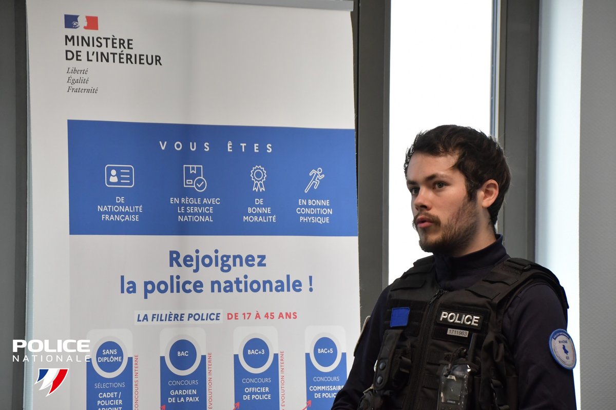 PoliceNat69's tweet photo. #DevenirPolicier | Le 03/06, la #PoliceNationale accueillait des jeunes du centre EPIDE de Lyon-Meyzieu pour leur présenter le métier de Policier Adjoint.
▶️ Inscriptions au concours jusqu'au 01/08
Vous aussi, venez vivre l'exceptionnel au quotidien
➡️ https://t.co/3hIgHK0OjD https://t.co/Def8XGS58f