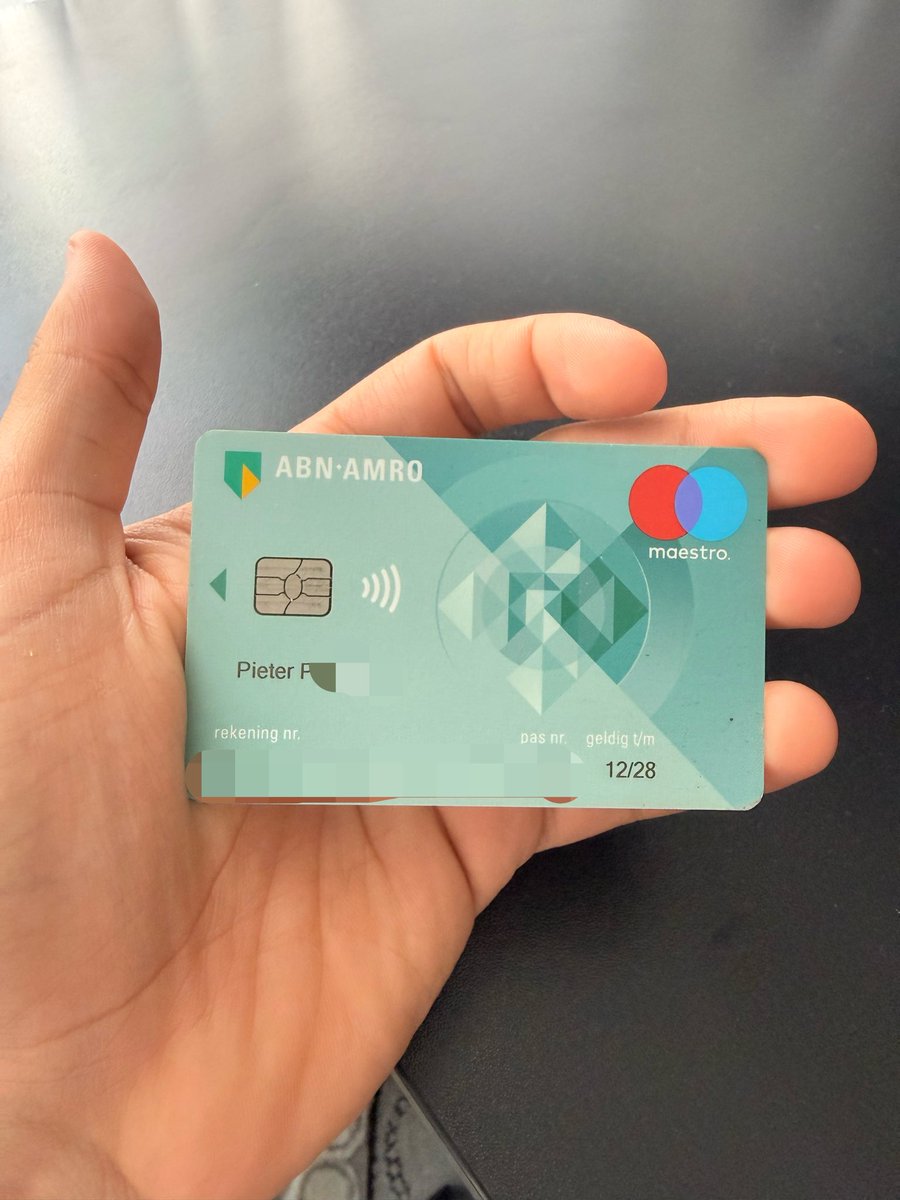 G7acius's tweet photo. Hey Pieter, ik heb je kaart gevonden in België. Wil je me contacteren zodat ik je kaart terug kan geven?

(Ik heb een paar kleine zaken gekocht voor mezelf als cadeau als je het niet erg vindt) https://t.co/Cna3f8e7B3