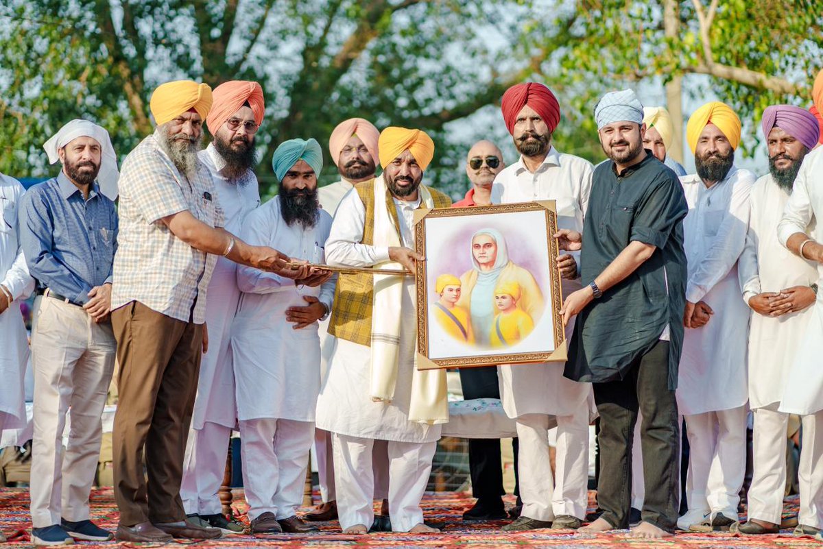 BhagwantMann's tweet photo. ਅੱਜ ਅਮਲੋਹ ਦੇ ਪਿੰਡ ਸ਼ਮਸ਼ਪੁਰ ਵਿਖੇ ਲੋਕਾਂ ਅਤੇ ਖਾਸ ਕਰਕੇ ਸਾਡੀਆ ਮਾਵਾਂ ਦਾ ਅਸ਼ੀਰਵਾਦ ਮਿਲਿਆ। ਪੁਰਾਣੀਆਂ ਸਰਕਾਰਾਂ ਦੀ ਲੁੱਟ ਤੋਂ ਉਲਟ, ਅਸੀਂ ਪੰਜਾਬ ਦੇ ਨਿਰੋਲ ਵਿਕਾਸ ਲਈ ਕੰਮ ਕਰ ਰਹੇ ਹਾਂ।
ਅੱਜ 90% ਘਰਾਂ ਦੇ ਬਿਜਲੀ ਬਿੱਲ ਜ਼ੀਰੋ ਆ ਰਹੇ ਹਨ ਅਤੇ ਖੇਤਾਂ ਤੱਕ ਨਹਿਰੀ ਪਾਣੀ ਪਹੁੰਚਾਉਣ ਲਈ 14,000 ਕਿਲੋਮੀਟਰ ਪਾਈਪਾਂ ਪਾਈਆਂ ਗਈਆਂ ਹਨ। ਸਰਕਾਰੀ ਸਕੂਲਾਂ ਦੇ ਬੱਚੇ ਵੱਡੇ ਪੇਪਰ ਪਾਸ ਕਰ ਰਹੇ ਹਨ ਅਤੇ ਨੌਜਵਾਨਾਂ ਨੂੰ ਬਿਨਾਂ ਰਿਸ਼ਵਤ, ਨਿਰੋਲ ਮੈਰਿਟ 'ਤੇ ਨੌਕਰੀਆਂ ਮਿਲ ਰਹੀਆਂ ਹਨ।
ਪਿੰਡ ਸ਼ਮਸ਼ਪੁਰ ਦੇ ਵਿਕਾਸ ਲਈ ਅੱਜ 51 ਲੱਖ ਰੁਪਏ ਦਾ ਚੈੱਕ ਸੌਂਪਿਆ ਗਿਆ ਹੈ। ਪੰਜਾਬ ਦੀ ਤਰੱਕੀ ਲਈ 'ਤੁਹਾਡੀ ਸਰਕਾਰ' ਹਮੇਸ਼ਾ ਤੁਹਾਡੇ ਨਾਲ ਖੜ੍ਹੀ ਹੈ..
