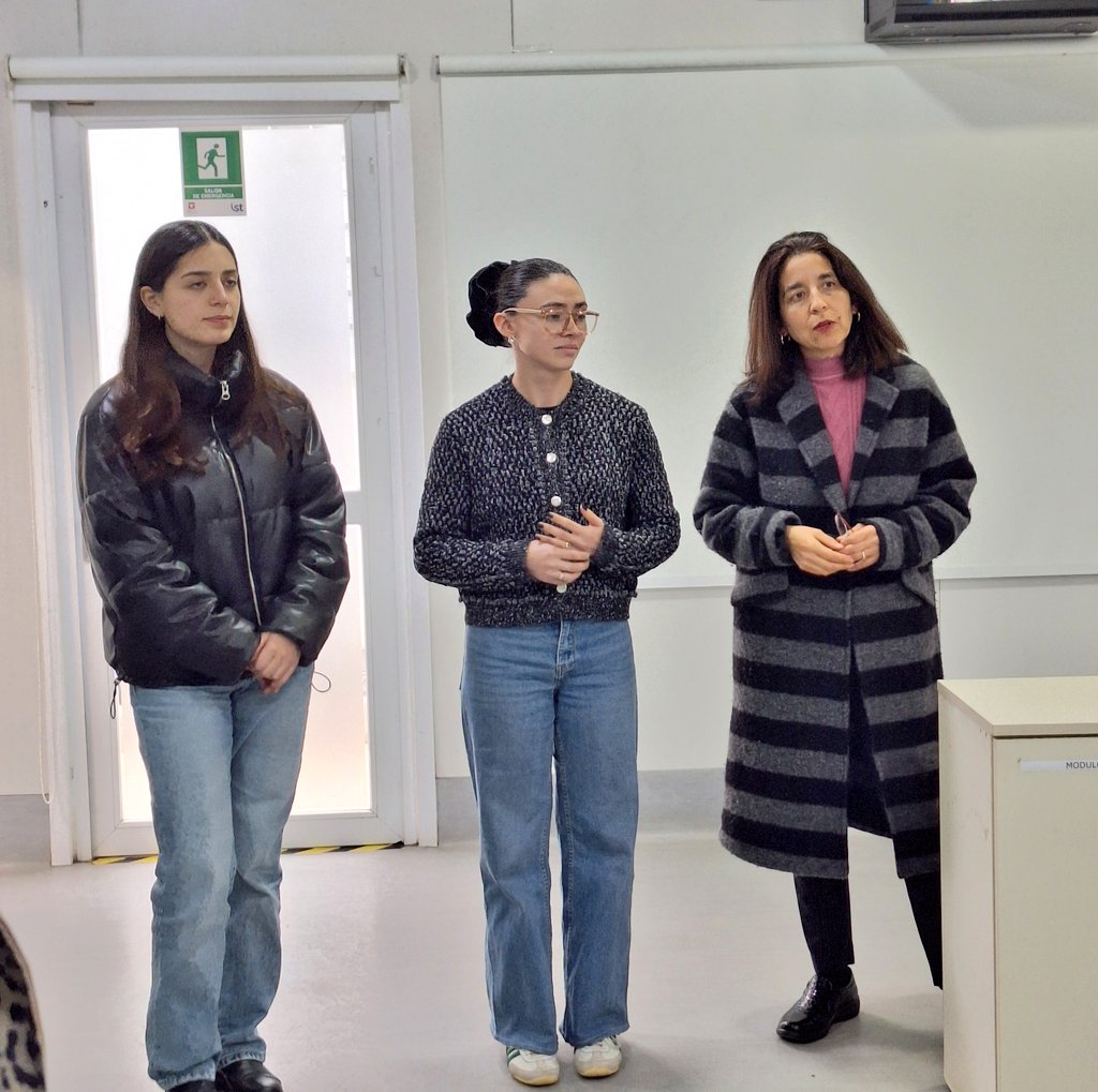LabCMH_UTalca's tweet photo. 🔵 Visita al Laboratorio de Control Motor Humano: Amigos por el Parkinson, de #Chiguayante, conoció las herramientas de telerrehabilitación de esta unidad de @CsSaludUTalca 🔹️Estuvo Dellanai Suazo, de @ditutalca, para favorecer la transferencia de dicha tecnología ✅️ https://t.co/LiGM9Z678O