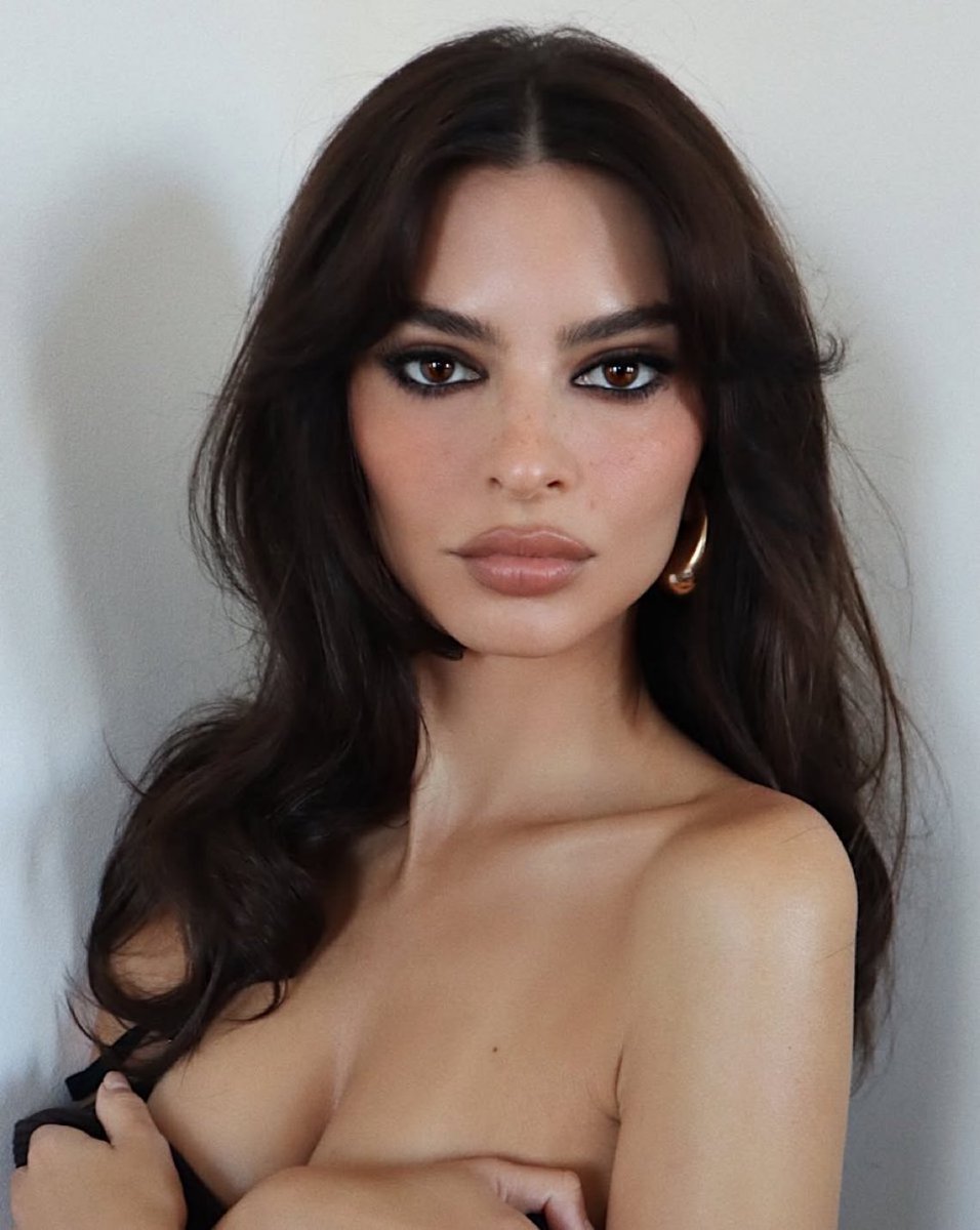 TheCinesthetic's tweet photo. Emily Ratajkowski stuns in newly shared photo 📸 https://t.co/v8hKmpwgto