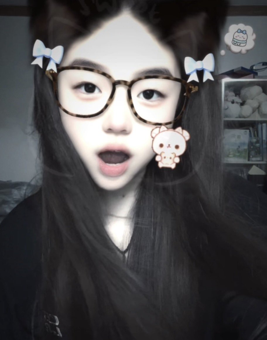 vittorica1215's tweet photo. If there’s anything worth smiling about today, maybe it’s that you saw me 💗
#softgirl #cutegirl #sweetgirl #viral #fyp #aesthetic #girly #trending #selfie https://t.co/MGhirJHIMh