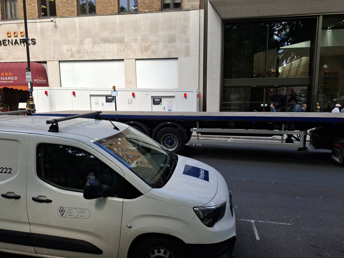 King61B's tweet photo. #RankAbuse #BerkeleySquare and out of date notice, mind you it was nice to see a rubbish truck got a ticket an CX rd rank earlier https://t.co/pqKlEqRrsr