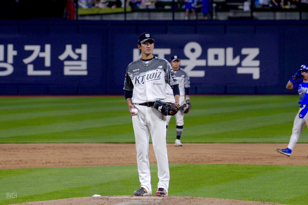 1der_ace's tweet photo. 사실 오늘 표님 6회 마지막 타자 상대할때 덕아웃에서 거를까? 물어본거같은데 거르자고요?아니요?제가할수잇어요(다소의역ㅇㅇ)함. 근데그러고 살발한타구질의타구가 나왔고(허거덩거덩스) 쑤가 날아올라저하늘멋진쑤가되었어. 표님계속웃으며가섬을쓸어내렸긔. 팀ktwiz아랑해. https://t.co/zoIXcnI1pM