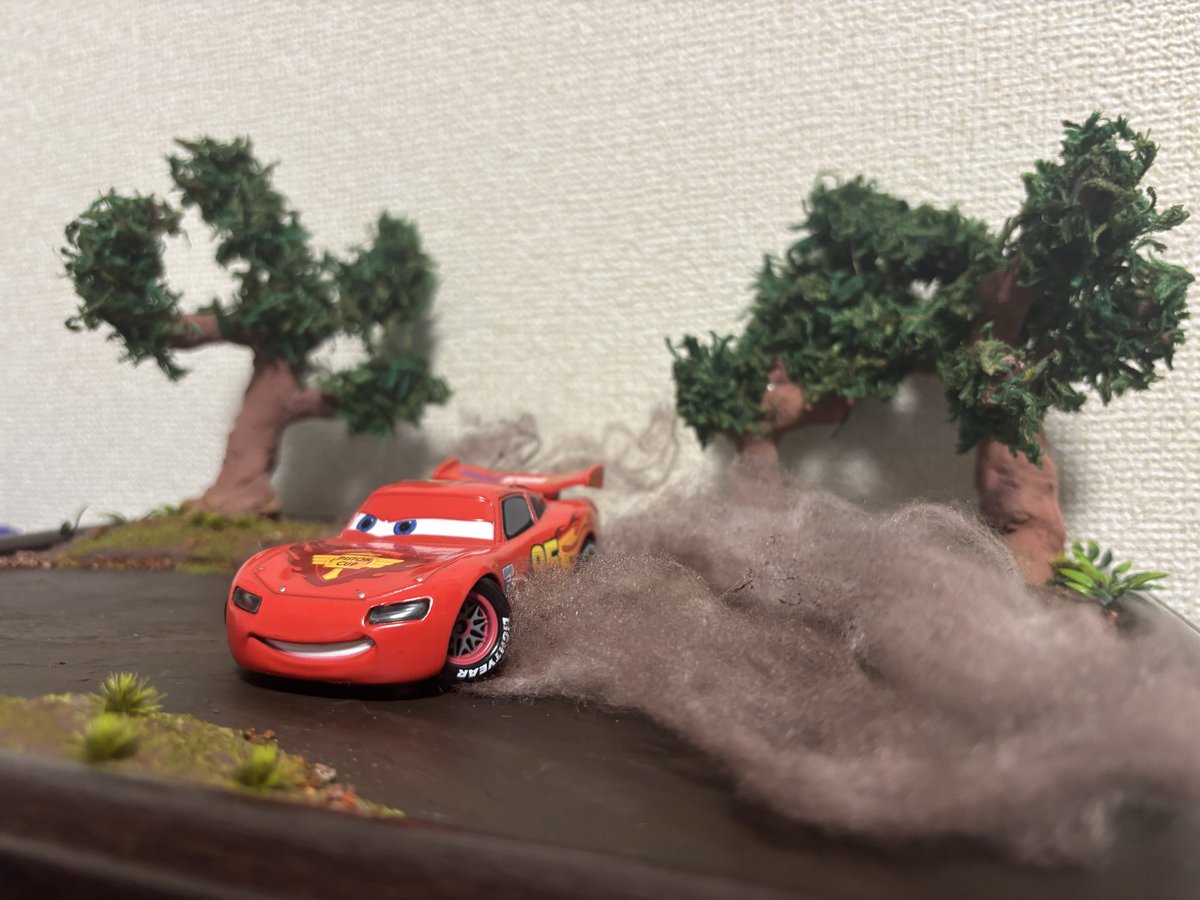 numezoning's tweet photo. カーズ2でドリフトしてるところのジオラマ完成した！
キモくて臭い木はそのうちやり直します！

このマックィーンカッコ良すぎる！ https://t.co/QKueiTzXAF