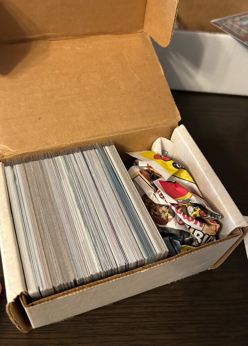 KansazCards's tweet photo. Blind trade! I enjoy opening packs because of the surprise. I’d like to send someone 100 cards of their favorite team completely blind. Will be all rookies &amp; inserts with no duplicates but probably nothing high end. Then you send me 100 Royals or Chiefs! Anyone in? #TheHobby https://t.co/tYZOnqXLI1