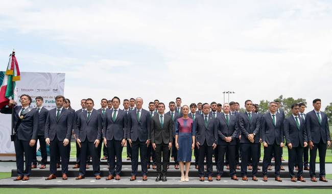 StatusQro's tweet photo. Gobierno federal ordena teletrabajo para burócratas y suspende clases en CDMX, por inauguración del Mundial https://t.co/Rrcn2U2R3p https://t.co/bd2rWosaiX https://t.co/3RCBeN0QLO