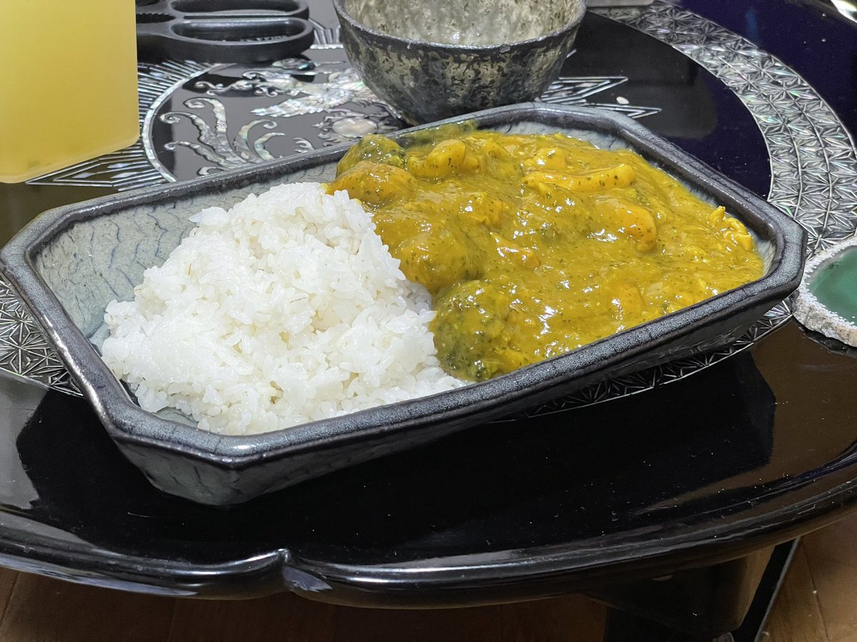 kmns_official's tweet photo. なんとなくほぼ無化調のカレーライス

冷凍庫から鶏肉とストックしていた大量の野菜ガラを取り出しブロスを作り、鰹出汁を合わせてみる。東京の水道水は昆布出汁の出が悪い。ゆえに鰹節を煮出す他ない。ただしそうすると風味が鰹に偏るので、鰹出汁はほどほどにしてやるのがポイント。ブロスと合わせると良いスープになった。ただし、その緩やかにひろがる奥ゆかしい旨味はカレールーに合わせるにはパンチに欠ける。そこで味の素を４振りしたところ、味の立ち上がりが断然変わった。

ルーにはバターと小麦粉をそれぞれ150g溶かしたのに気分で選んだスパイスと以前作ったジャムなどを配合したものを使ってみる。

ルーとスープを合わせる。具材にはスープブロスに使った鶏肉、冷蔵庫に余っていた小松菜とネギをペーストにしたもの、茹でたブロッコリーを選んでみた。

味は岩塩と醤油と味噌と味醂とケチャップとソースで調節すれば間違えることはない。