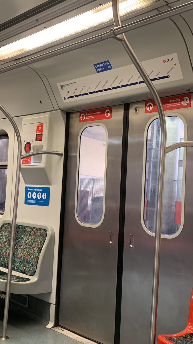 MRammoz's tweet photo. Faz tempo que não vejo um trem sujo assim! Que absurdo! @CPTM_oficial #linha12 https://t.co/ztFgr0Dbrw
