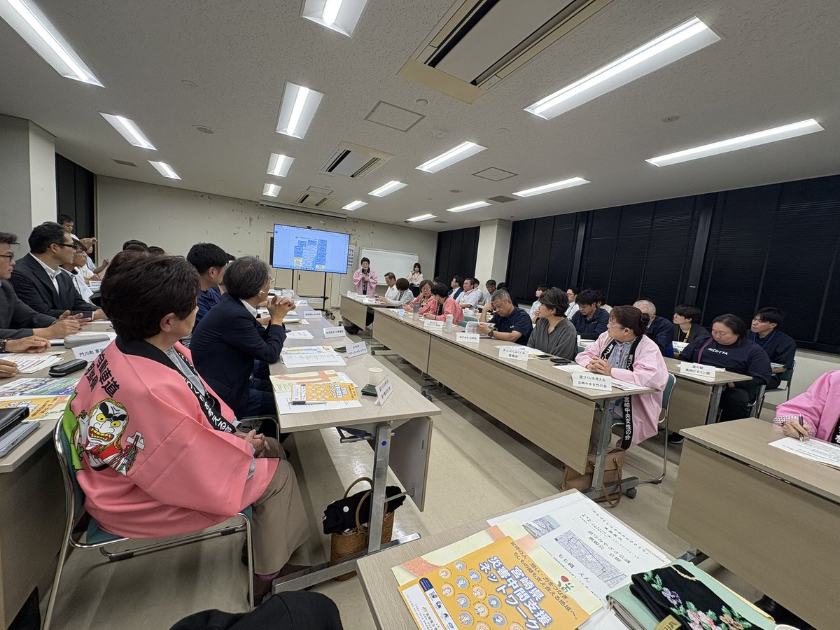 lisadon0224's tweet photo. 【#道守副代表世話人】

#道守みやざき会議 の副代表世話人を仰せつかりました。
昨年は、「#みちづくしInのべおか」が大成功に終わり、活動を共にする道守の団体、会員が増えました。本日も熱気を感じました。
「道路のお願いばかりでなく、私たちも道を綺麗にせんといかん！」
とのご意見に賛同。 https://t.co/H3UxGitDSh