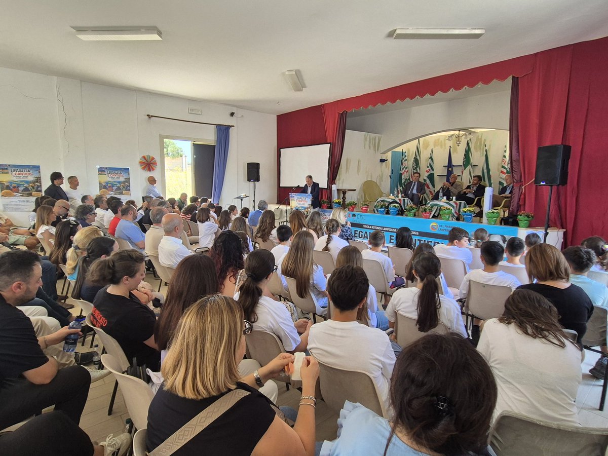 FilcaCisl's tweet photo. Oggi a #Lampedusa una grande giornata di #legalità, accoglienza, solidarietà, #partecipazione, grazie all'iniziativa "Legalità e cantieri", organizzata dalla Filca-Cisl Sicilia. 
Ai lavori hanno partecipato, tra gli altri, la segretaria generale della Cisl, Daniela Fumarola, il segretario generale Ottavio De Luca, l'ex procuratore Michele Prestipino, l'avvocato Cesare Placanica e Vincenzo Di Salvo, presidente del Museo del presente "Fondazione Giovanni Falcone". 
Ottavio De Luca: "Legalità fa rima con #immigrazione e con #sicurezza sul lavoro. Non è un caso che abbiamo scelto Lampedusa: in #edilizia oltre la metà degli addetti è composta da lavoratori stranieri. L'altro tema strettamente collegato alla legalità è la sicurezza: non esiste opera che valga una vita umana. Grazie alla formazione del sistema bilaterale e alla nostra presenza costante nei cantieri di tutta Italia, cerchiamo di porre le basi per un'edilizia sicura, moderna, sostenibile. Nell'interesse di tutti".