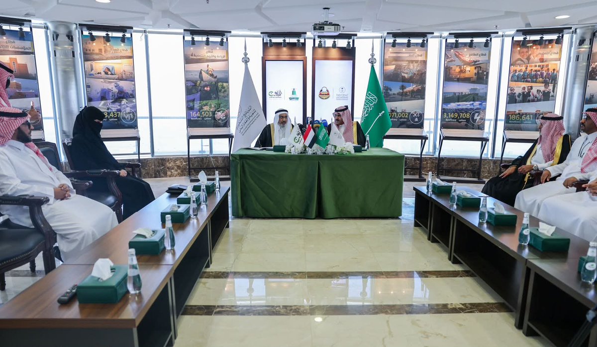 Alyosofi's tweet photo. *توقيع اتفاقية تنفيذ مشروع التمكين الرقمي للمعلم اليمني*

وقع البرنامج السعودي لتنمية وإعمار اليمن اتفاقية مع مركز المبدعون للدراسات والتدريب بجامعة الملك عبدالعزيز، لتنفيذ مشروع "التمكين الرقمي للمعلم اليمني"، بهدف تعزيز قدرات 500 معلمة ومعلمة في محافظات: عدن، وحضرموت، المهرة، وسقطرى، وذلك في مجال التقنيات الرقمية الحديثة ورفع كفاءتهم المهنية والتقنية في العملية التعليمية.
مثّل البرنامج السعودي لتنمية وإعمار اليمن في توقيع الاتفاقية سعادة المشرف العام السفير محمد بن سعيد آل جابر، فيما مثّل مركز المبدعون الرئيس التنفيذي الدكتور عصام بن حسن كوثر، وذلك بحضور معالي وزيرة التخطيط والتعاون الدولي الدكتورة أفراح الزوبة، وسعادة وكيل وزارة التربية والتعليم للتدريب والتأهيل الدكتور زيد قحطان -عبر الاتصال المرئي-.
وسيسهم المشروع في رفع الكفاءة التقنية والمهنية للمعلمين والمعلمات من خلال برنامج تدريبي نوعي يدمج بين التدريب الحضوري والاتصال المرئي، بما يسهم في تطوير مهارات الكوادر التعليمية وتمكينها من توظيف التقنيات الحديثة في العملية التعليمية.
ويتضمن البرنامج التدريبي مسارين رئيسيين، الأول في الذكاء الاصطناعي وتوليد المحتوى التخصصي، بما يعزز قدرات المعلمين على الاستفادة من أدوات الذكاء الاصطناعي في تطوير المحتوى التعليمي، فيما يركز المسار الثاني على التصميم التعليمي الرقمي، بهدف تمكين المشاركين من تصميم وإنتاج محتوى تعليمي رقمي تفاعلي وفق أحدث الممارسات التعليمية.
يأتي المشروع ضمن جهود البرنامج السعودي لتنمية وإعمار اليمن في دعم قطاع التعليم وتنمية القدرات البشرية في اليمن، عبر مشاريع ومبادرات تنموية مستدامة تسهم في تطوير الكفاءات الوطنية ومواكبة التحول الرقمي والتقني في العملية التعليمية.
وقدم البرنامج السعودي لتنمية وإعمار اليمن دعمًا شاملًا للتعليم العام والعالي والتدريب الفني والمهني من خلال تنفيذ مشاريع ومبادرات في 11 محافظة يمنية، تشمل إنشاء وتجهيز المدارس النموذجية وتطوير الجامعات وبناء الكليات والمعاهد، ورفع قدرات الكوادر التعليمية.
يشار إلى أن البرنامج السعودي لتنمية وإعمار اليمن قدم 287 مشروعًا ومبادرة مُنذ تأسيسه في 8 قطاعات حيوية، وهي: التعليم، والصحة، والطاقة، والمياه والنقل، والزراعة والثروة السمكية، والبرامج التنموية، وتنمية ودعم قدرات الحكومة اليمنية.