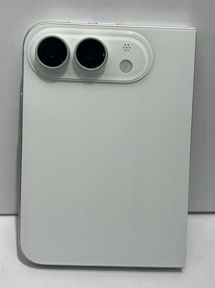 AutonomicsWeb's tweet photo. 🚨 iPhone Fold Dummy Leaks Online

A leaked #iPhoneFold dummy suggests Apple may offer the device in white only, with the inner display camera placed in the left corner instead of the center.

The foldable iPhone is also rumored to feature Touch ID rather than Face ID. https://t.co/KMHszjXuL1