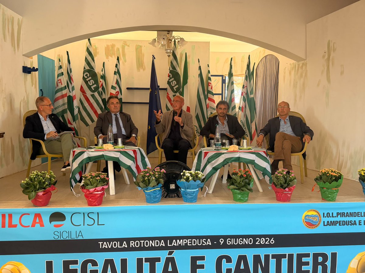 FilcaCisl's tweet photo. Oggi a #Lampedusa una grande giornata di #legalità, accoglienza, solidarietà, #partecipazione, grazie all'iniziativa "Legalità e cantieri", organizzata dalla Filca-Cisl Sicilia. 
Ai lavori hanno partecipato, tra gli altri, la segretaria generale della Cisl, Daniela Fumarola, il segretario generale Ottavio De Luca, l'ex procuratore Michele Prestipino, l'avvocato Cesare Placanica e Vincenzo Di Salvo, presidente del Museo del presente "Fondazione Giovanni Falcone". 
Ottavio De Luca: "Legalità fa rima con #immigrazione e con #sicurezza sul lavoro. Non è un caso che abbiamo scelto Lampedusa: in #edilizia oltre la metà degli addetti è composta da lavoratori stranieri. L'altro tema strettamente collegato alla legalità è la sicurezza: non esiste opera che valga una vita umana. Grazie alla formazione del sistema bilaterale e alla nostra presenza costante nei cantieri di tutta Italia, cerchiamo di porre le basi per un'edilizia sicura, moderna, sostenibile. Nell'interesse di tutti".