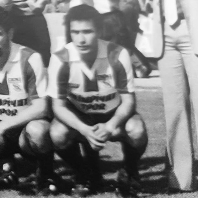 Sivasspor's tweet photo. 1980’li yıllarda Sivasspor forması giyen, Efo lakabıyla tanınan eski futbolcumuz Nuri Okumuş’un vefatını üzüntüyle öğrendik. Merhuma Allah’tan rahmet, ailesine ve sevenlerine başsağlığı diliyoruz. Cenazesi yarın öğle namazını müteakiben Ay Yıldız Camii’nden kaldırılacaktır. https://t.co/IA4YR35h3U