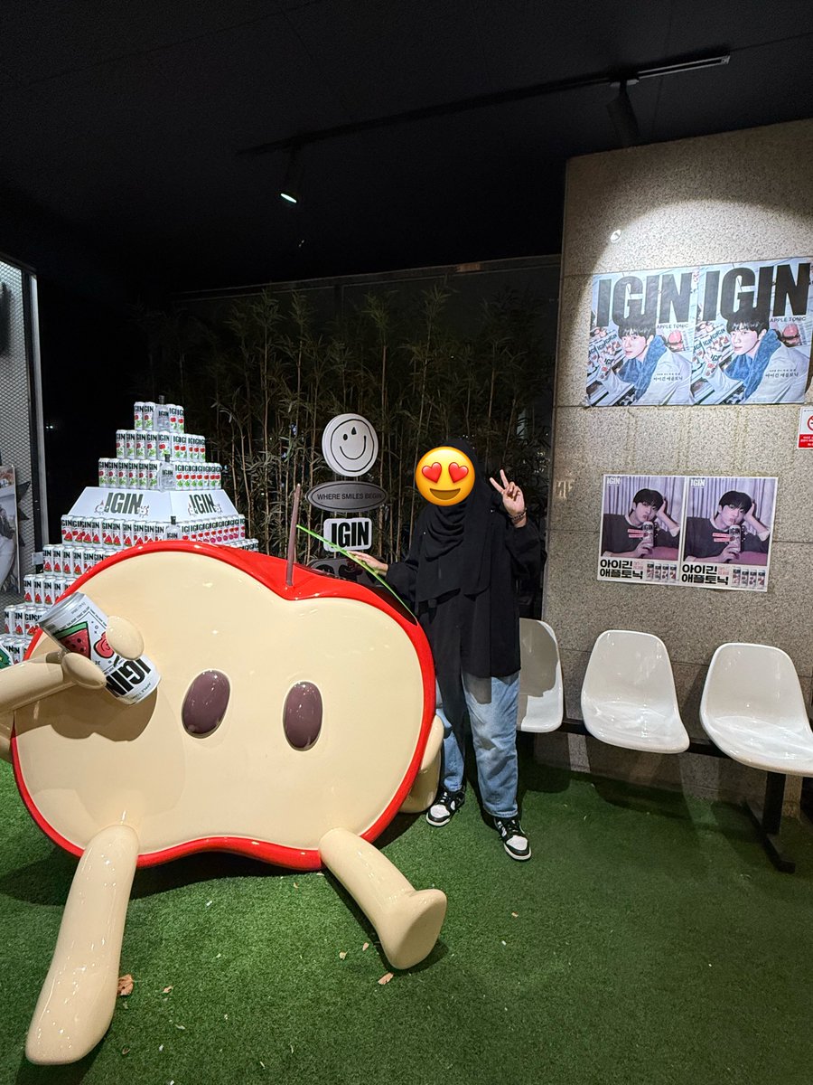 NasreenJ's tweet photo. Finally visited igin pop up and i kept admiring jin’s video while i was there. Cant wait to see BTS soon🥰💜 https://t.co/VSiK3gjr3O