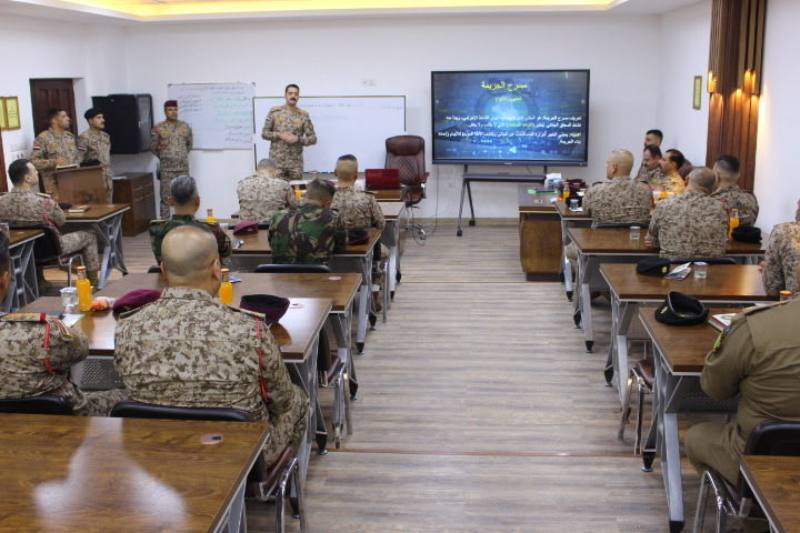 Generaltahseen's tweet photo. وحدة الأدلة الجنائية في مديرية الاستخبارات العسكرية تنظم ورشة تعريفية بمهامها

حسب توجيهات المراجع العليا والسيد مدير الاستخبارات العسكرية، ولغرض تعريف منتسبي الجيش وبقية الأجهزة الأمنية بواجبات ومهام وحدة الأدلة الجنائية التابعة لمديرية الاستخبارات العسكرية، أُقيمت ورشة عمل تناولت آليات التعامل مع مسرح الجريمة، وجمع الأدلة المادية وتحليلها وفق الأساليب العلمية الحديثة، وإجراءات التحقق الأولي وكشف الحقائق.

كما تضمنت الورشة التعريف باستخدام الأجهزة الحديثة في فحص وكشف المواد الممنوعة والمؤثرات العقلية التي من شأنها التأثير في سلوك الأشخاص، بما يسهم في الوصول إلى نتائج دقيقة تدعم الجهود الأمنية وتعزز إجراءات التحصين والحفاظ على سلامة المقاتلين.