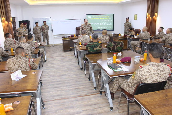 Generaltahseen's tweet photo. وحدة الأدلة الجنائية في مديرية الاستخبارات العسكرية تنظم ورشة تعريفية بمهامها

حسب توجيهات المراجع العليا والسيد مدير الاستخبارات العسكرية، ولغرض تعريف منتسبي الجيش وبقية الأجهزة الأمنية بواجبات ومهام وحدة الأدلة الجنائية التابعة لمديرية الاستخبارات العسكرية، أُقيمت ورشة عمل تناولت آليات التعامل مع مسرح الجريمة، وجمع الأدلة المادية وتحليلها وفق الأساليب العلمية الحديثة، وإجراءات التحقق الأولي وكشف الحقائق.

كما تضمنت الورشة التعريف باستخدام الأجهزة الحديثة في فحص وكشف المواد الممنوعة والمؤثرات العقلية التي من شأنها التأثير في سلوك الأشخاص، بما يسهم في الوصول إلى نتائج دقيقة تدعم الجهود الأمنية وتعزز إجراءات التحصين والحفاظ على سلامة المقاتلين.