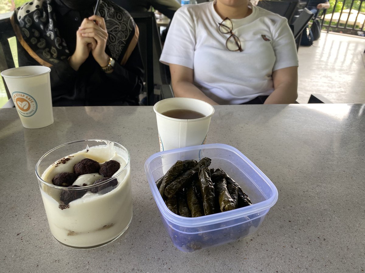 sinirlidegl's tweet photo. Yemek zorundalar çünkü onlar dışında götüreceğim biri yok https://t.co/T5BR7LycRy