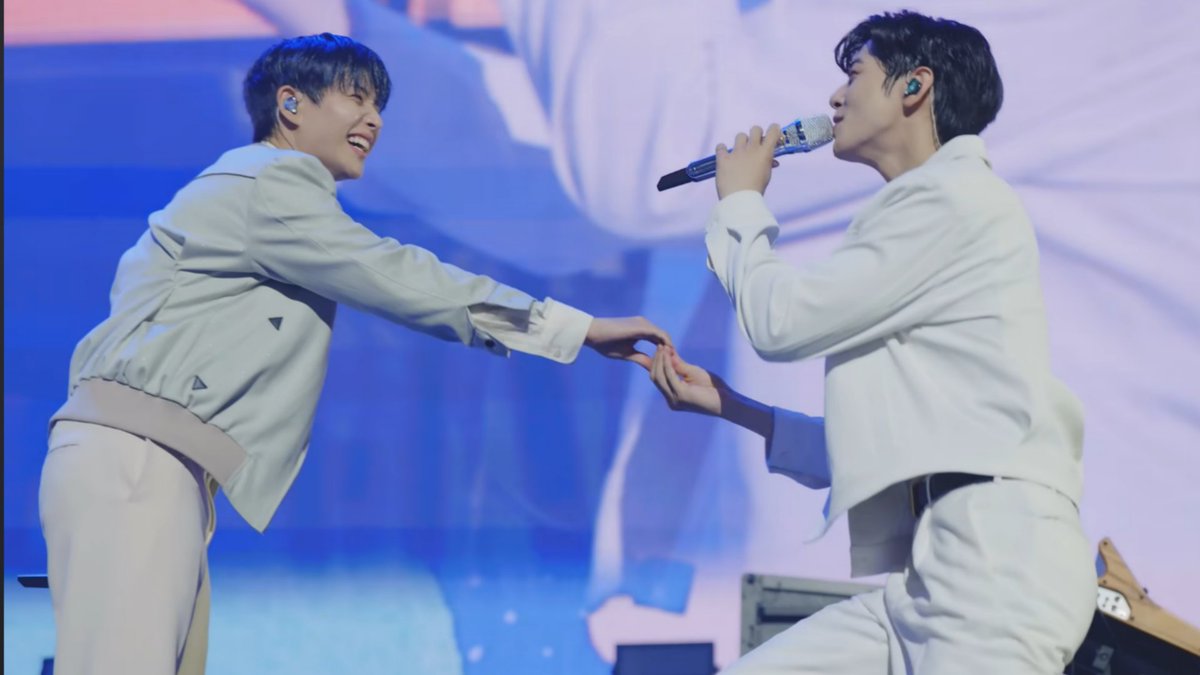 chi_lue_astr's tweet photo. この親子が尊すぎるから 後世まで語り継ぎたい🧡🩵
#아스트로 #ASTRO https://t.co/9N9A6VLJUV
