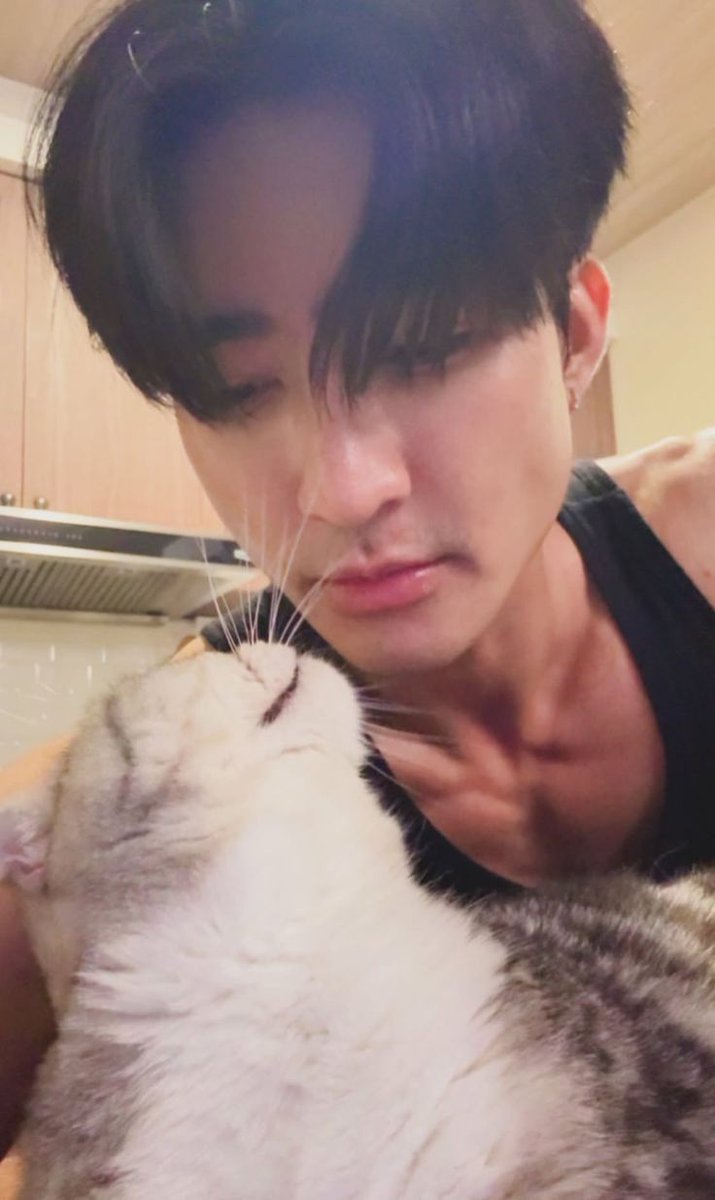 yapnilsc's tweet photo. i mean it when i say my man can do ANYTHING. he can take care of his cats, paint, surf, swim, go paddleboarding, climb mountains, take photographs, and somehow be good at everything he tries..... https://t.co/Nbq0iycRWX