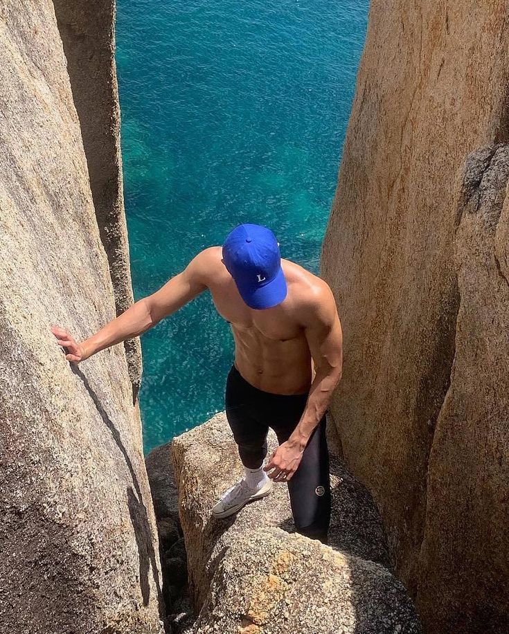 yapnilsc's tweet photo. i mean it when i say my man can do ANYTHING. he can take care of his cats, paint, surf, swim, go paddleboarding, climb mountains, take photographs, and somehow be good at everything he tries..... https://t.co/Nbq0iycRWX