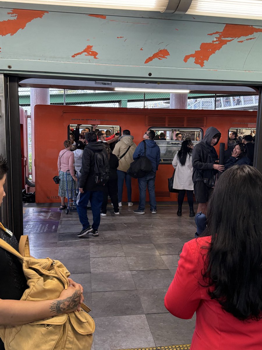 alan_robert29's tweet photo. @AdrianRubalcava @MetroCDMX urgen trenes vacíos en estaciones de mayor afluencia !! https://t.co/2C5UVRM030