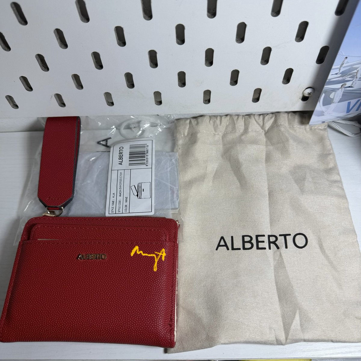 lfdinonlee's tweet photo. wts lfb alberto ph

alberto alia bi-fold (wine colored)
bought for: ₱509
selling price: ₱350 ⭐️

condi: 4/5 (x sensi)
- most used wallet pero super tibay talaga (can vouch)
- super easy to bitbit kaya fave so much

inclu: dust bag https://t.co/ZibASLS5lG