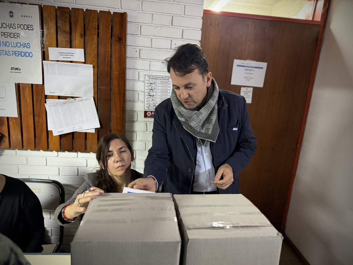 TadeoGZ's tweet photo. Hoy volví a la Facultad de Ciencias Políticas y Sociales para votar en las elecciones que se están desarrollando en toda la @UNCUYO.

Siempre es lindo regresar a la universidad, recorrer espacios que forman parte de la historia personal  y ver a estudiantes, docentes y graduados participando de una nueva jornada democrática.