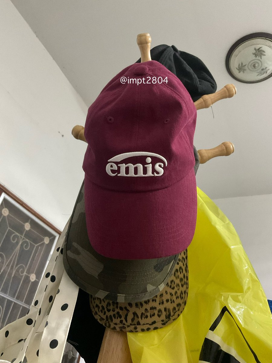 impt2804's tweet photo. พร้อมส่ง / wts 

ส่งต่อหมวก emis สีแดง burgundy
เคยใส่ 2-3 ครั้ง ส่วนใหญ่อยู่บนไม้แขวน
เก็บแท็คไว้อยู่ แต่ตัดออกแล้ว
ไม่มีตำหนิ ใหม่มาก
ของเแท้ กดเองจาก official
❤️ 1000 รวมส่ง ลดได้นะคะ

#หมวกemis #ส่งต่อหมวกemis #emisthailland #หมวกเกาหลี #ส่งต่อหมวก #ส่งต่อหมวกมือสอง #หมวกแก๊ป https://t.co/f6095hAtU4