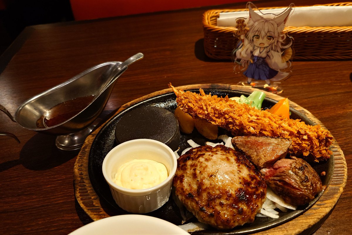 lavandula_pc's tweet photo. 誕生日のセルフお祝いとして、立羽先生(@tateha_MG)が気になると仰っていた店で食事してきた！(クーポンで海老フライ追加)
ハンバーグは肉汁タップリだし、デフォルトで付いてるサラダバーだけでライス、スープ、カレー、デザートまで食べられるので満足！
これは是非先生にも行ってみて欲しい！ https://t.co/8IzeObALXG