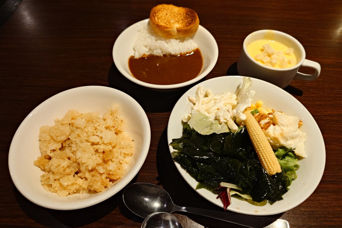 lavandula_pc's tweet photo. 誕生日のセルフお祝いとして、立羽先生(@tateha_MG)が気になると仰っていた店で食事してきた！(クーポンで海老フライ追加)
ハンバーグは肉汁タップリだし、デフォルトで付いてるサラダバーだけでライス、スープ、カレー、デザートまで食べられるので満足！
これは是非先生にも行ってみて欲しい！ https://t.co/8IzeObALXG