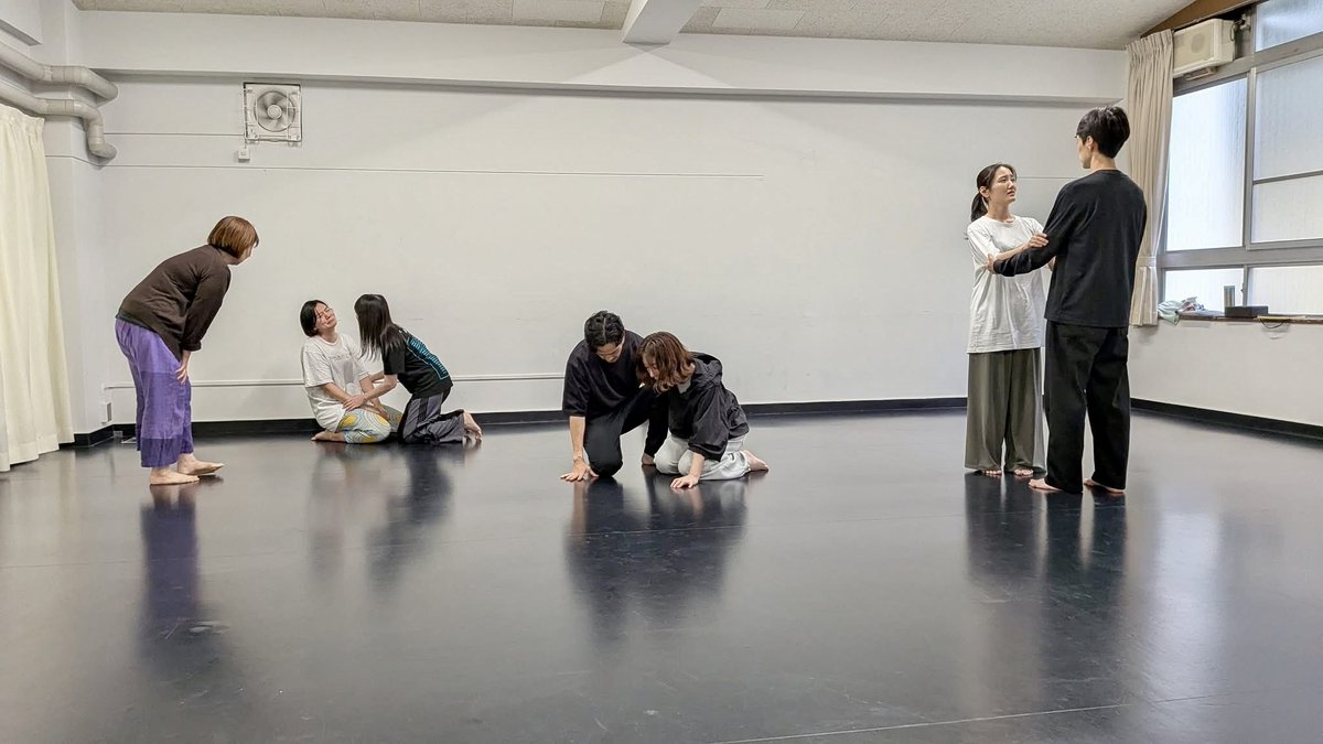 SeamlessAct's tweet photo. 【ACTING AREA: ヴォイス/ムーヴメント定期クラス】

早いもので今週木曜日が最後のクラス！

写真はヴォイスのクラスですが、シェイクスピアのモノローグであったとしても、決して一人で頑張らないようにワークします。

この春の一学期は今週で終わりますが、秋の二学期、冬の三学期もお楽しみに！ https://t.co/BjcswC06om