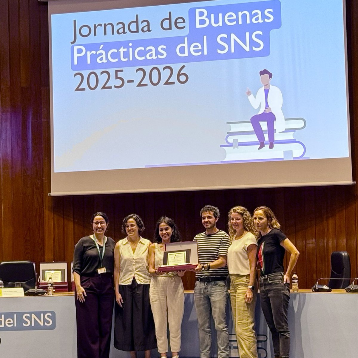 CAMFiC's tweet photo. 📣SumaSalut ha rebut avui el reconeixement Oro a la categoria "Estrategia de Promoción de la Salud y Prevención en el SNS" a  la Jornada de Buenas Prácticas del SNS 2025–2026 

Un premi que reforça els més de 20 anys d’impuls a la promoció de la salut a Catalunya, amb el treball conjunt de l’ASPCAT, @CAMFiC  i @AIFICC .

Continuem sumant salut i prevenció.  

Consulta més info aquí: https://t.co/7KnaIYCcSo