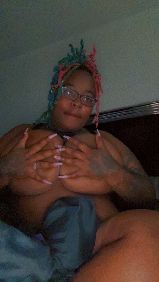 carsonkeishaa's tweet photo. Happy Titty Tuesday Rt daddy🤑 https://t.co/pYQySp5gmf
