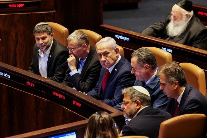 MoulinEmmanuel3's tweet photo. Revenons un instant sur cette actualité ⤵️
Après Itamar Ben Gvir, la France interdit aussi le ministre israélien Bezalel Smotrich de séjour en France. 
Donc ces "judéo-nazis" (pour reprendre le terme du grand philosophe israélien Yechayahu Leibovitz qui avait compris ce qui allait advenir) sont interdits de séjour mais pas celui qui les a mis à leur poste de ministre, pas tous ces fanatiques qui soutiennent cette mouvance et cette dérive idéologique violente. 
Belle hypocrisie, belle paresse intellectuelle...à ce rythme...la tragédie va continuer longtemps !