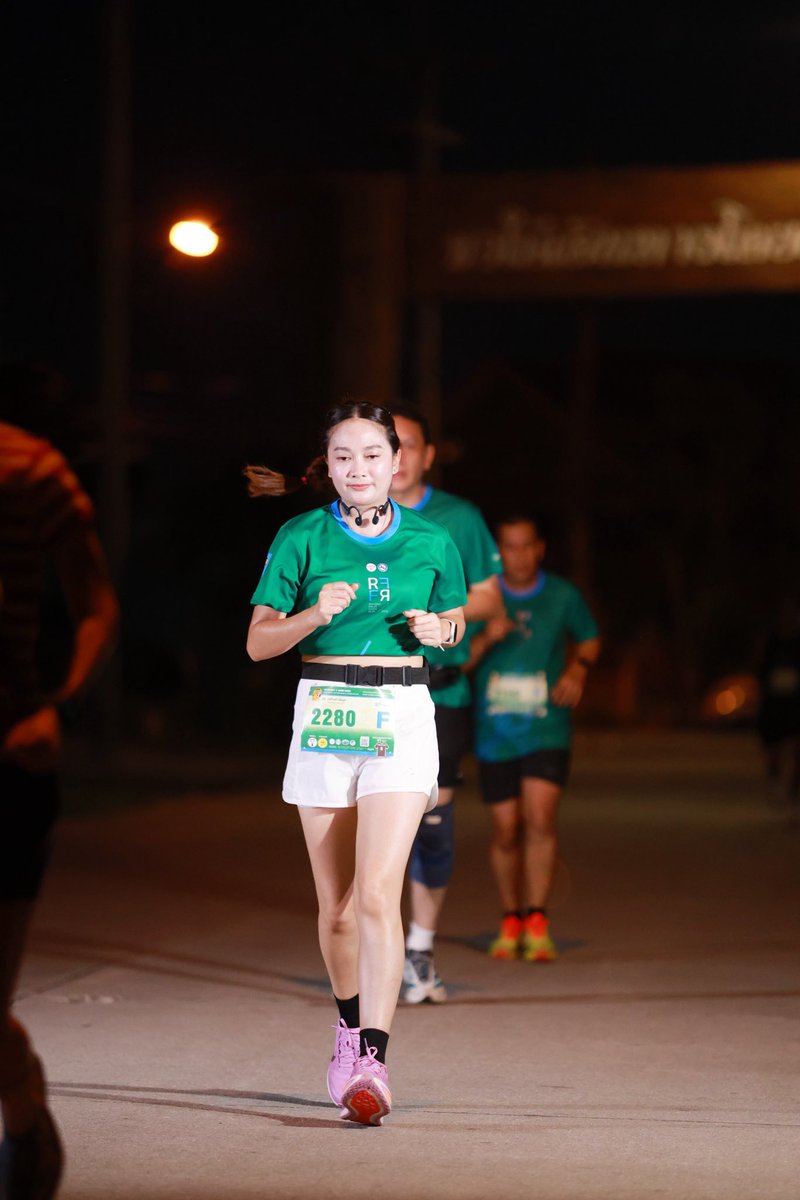 BRB_Ru's tweet photo. Haft marathon 21.1 km  สนามนี้อากาศค่อนข้างโหด ร้��นอบอ้าว 🥵 เสื้อไม่ระบาย บวกกับเป็นเมนส์พอดี เห็นว่าแตก ขึ้นรถไปก็หลายคน แต่ยังดีที่เราไม่แตก อาจจะช้าหน่อย แต่จบแบบไม่เจ็บ พอใจละ 👏🏻 #rayongfruitfarmrun2026 #haftmarathon https://t.co/ifKylja38n
