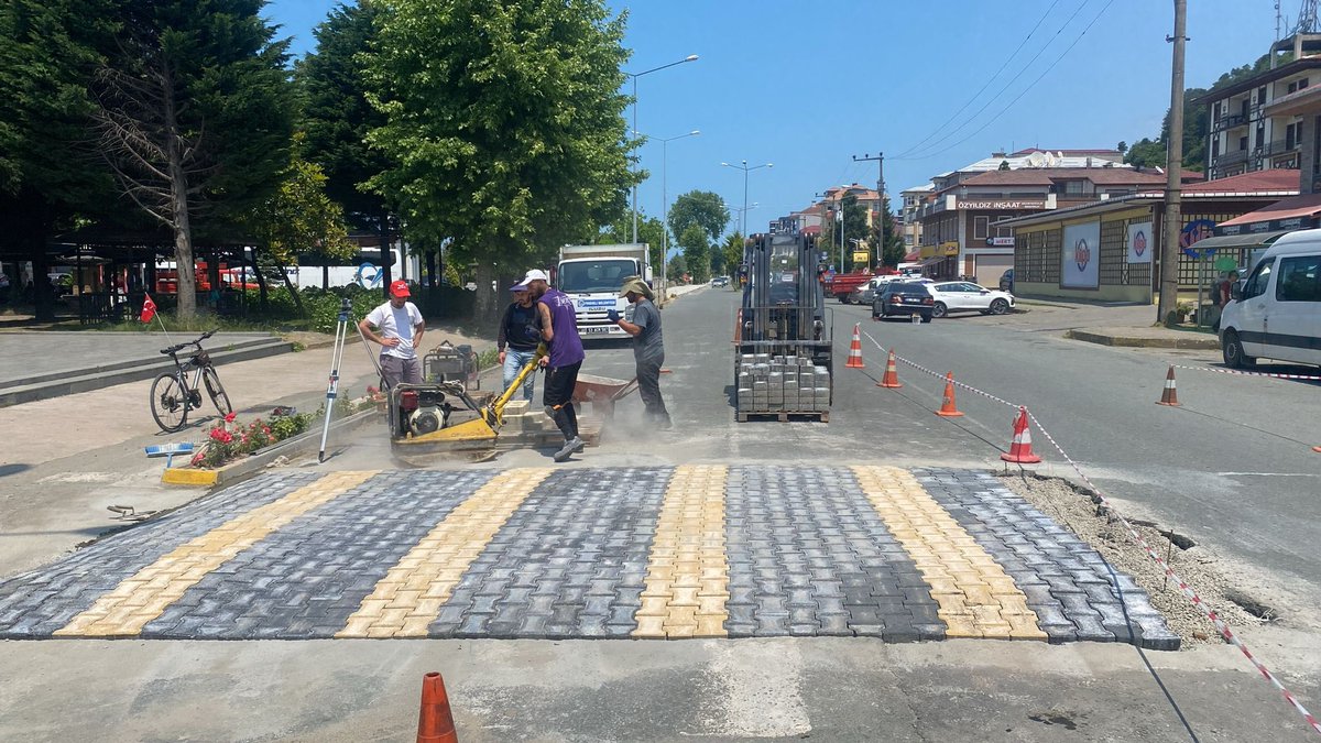 findiklibel's tweet photo. İlçe meydanında pilot uygulama olarak hayata geçirdiğimiz yükseltilmiş yaya geçidi çalışmalarına başladık.

Araç hızlarını düşürerek yaya güvenliğini artırmayı hedefleyen bu uygulamayı, pilot bölgedeki değerlendirmelerin ardından ilçemizin farklı noktalarında da hayata geçireceğiz.