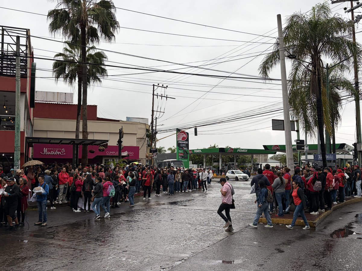impactoactomed's tweet photo. #AlMomento 🚨
Docentes de la #CNTE se concentran Av. Morelos a la altura de la glorieta del Niño Artillero, para iniciar cierre y caminata hacia el centro de #Cuernavaca. Extreme precauciones y use vías alternas. https://t.co/O98VPy1Oje