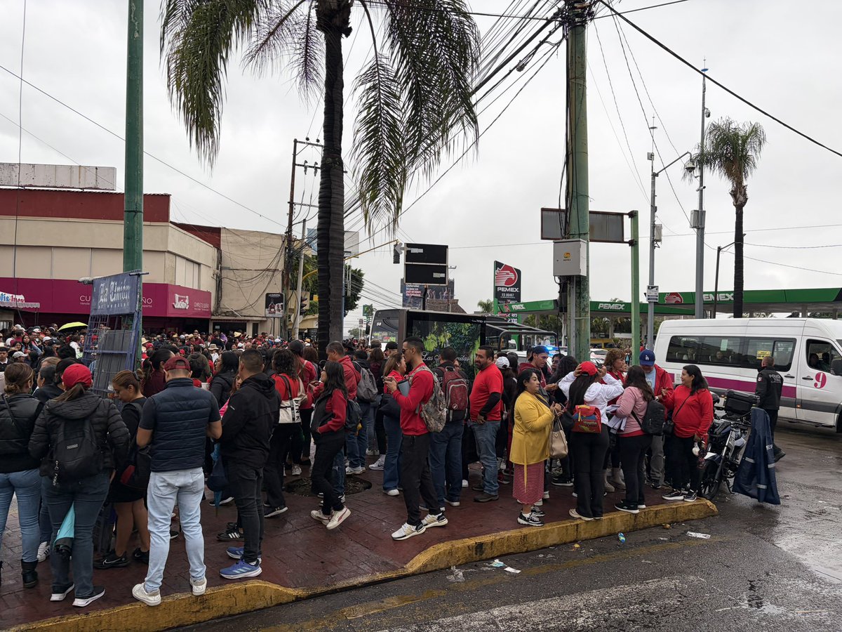 impactoactomed's tweet photo. #AlMomento 🚨
Docentes de la #CNTE se concentran Av. Morelos a la altura de la glorieta del Niño Artillero, para iniciar cierre y caminata hacia el centro de #Cuernavaca. Extreme precauciones y use vías alternas. https://t.co/O98VPy1Oje
