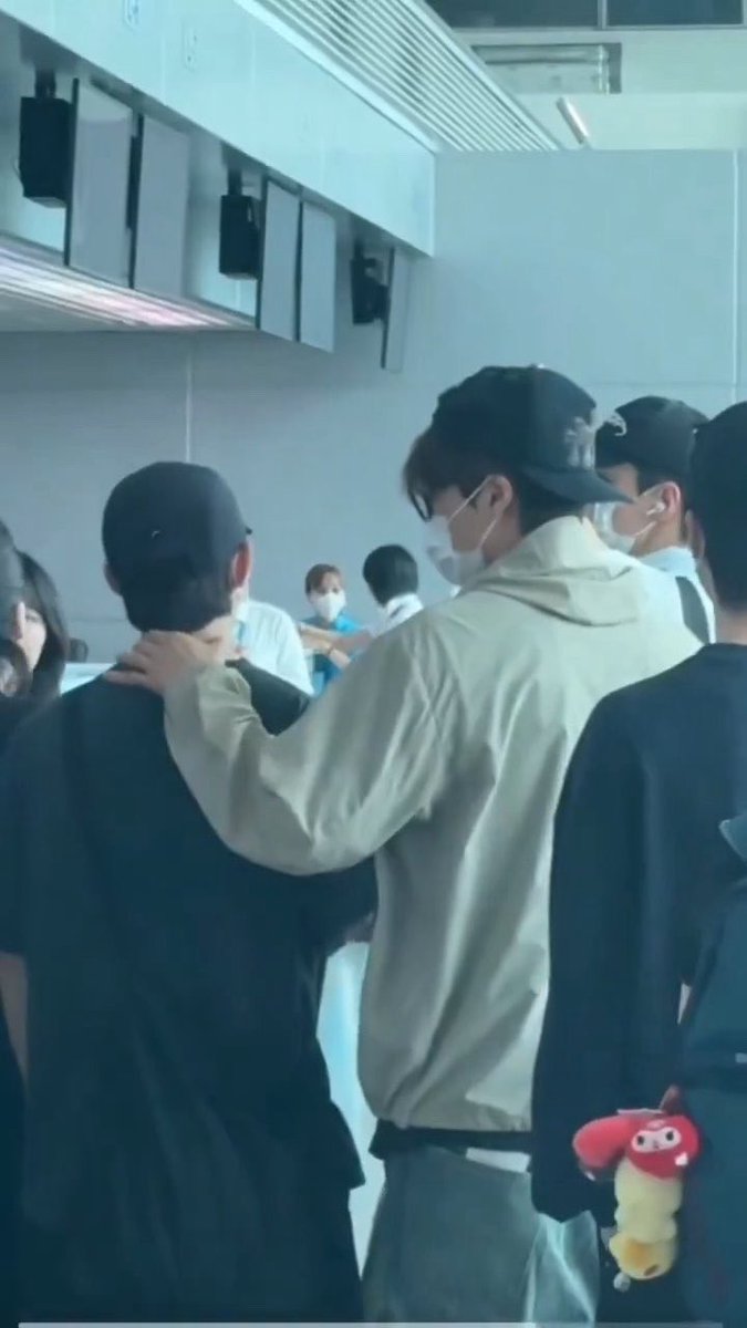 lun01140112's tweet photo. 공항 카디통은 시도때도 없이 찾아오는 법이야 https://t.co/XsihT7DjFk