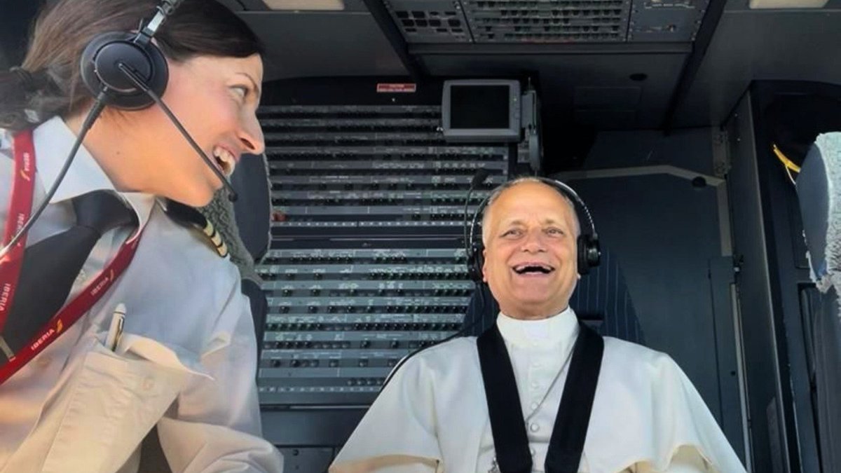 AngyCnd's tweet photo. ¡Cómo se lo está pasando #LeónXIV en #España 🇪🇸 ! #ConElPapa #Alzadlamirada https://t.co/pXMIkDlViZ