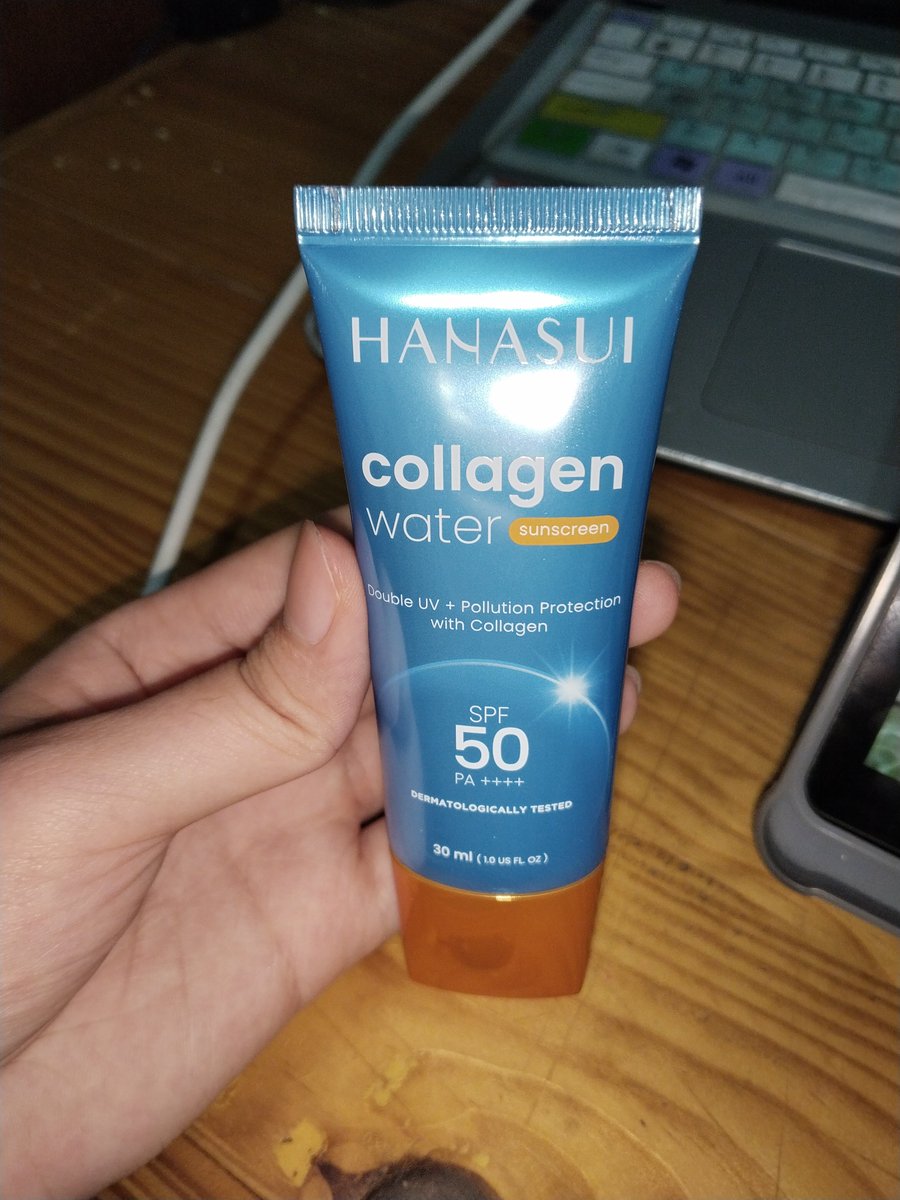 onashua's tweet photo. ges ada yg pernah pake sunscreen merk hanasui collagen water yg ini ga? aku baru beli tadi soalnya lagi promo dan sebelumnya belum pernah pake. kalo kalian ada yg pernah pake boleh review di komen ga? ato ada suggest sunscreen yg lain gitu https://t.co/uuxq6CzrQY
