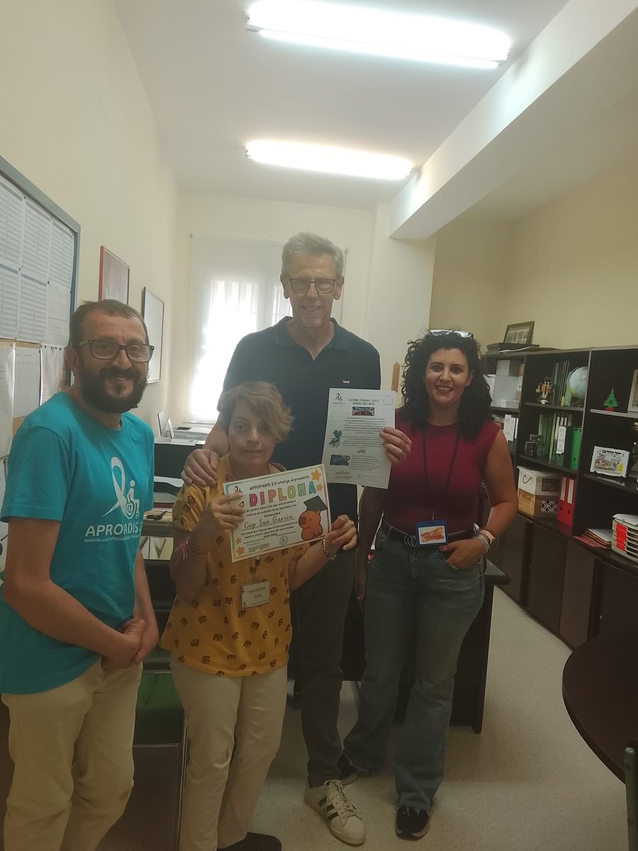 Apropadis's tweet photo. Hoy la presidenta de Apropadis 2.0 y sus técnicos hacen entrega del diploma al Centro Educativo San García por su destacada participación y especial implicación en nuestro proyecto SENSIBILIZA-T https://t.co/5e8OYA4Qry